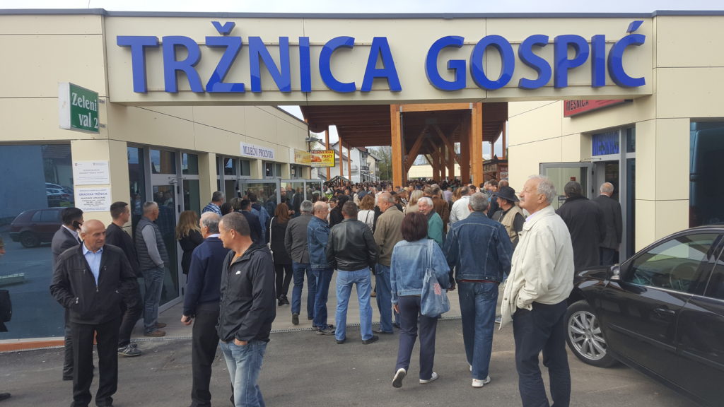 SVI PETKOM NA TRŽNICI U GOSPIĆU