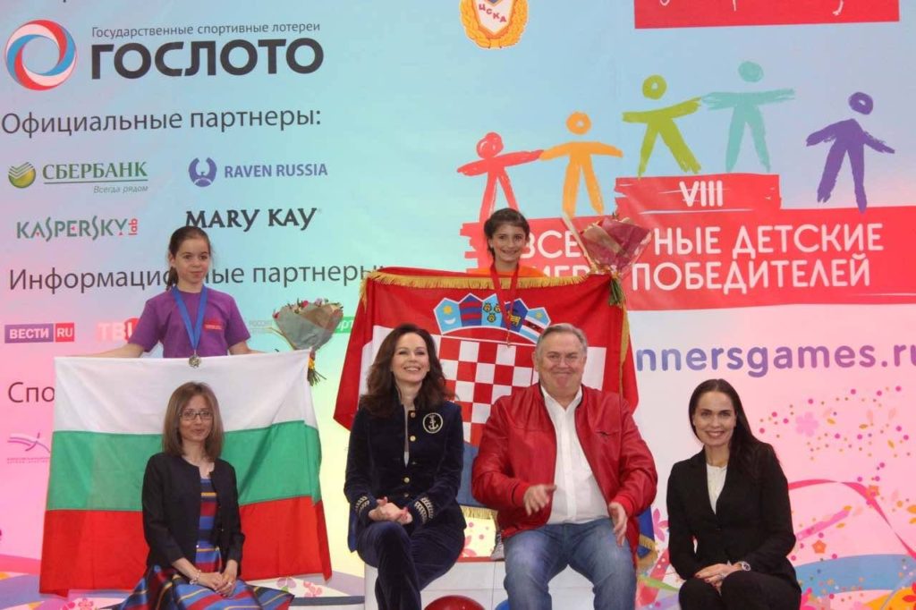 JEDNA NINA DVA ZLATA LIČKOM OSIKU