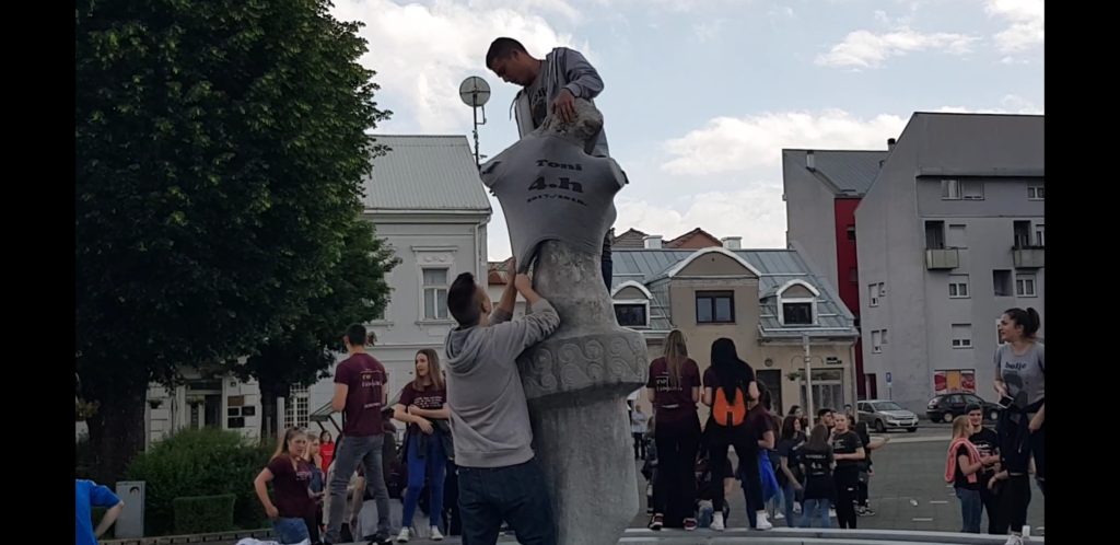 GOSPIĆKI MATURANTI NA TRGU