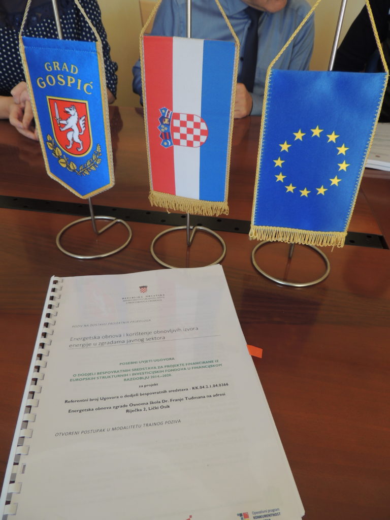 UREĐENJE OSNOVNE ŠKOLE U LIČKOM OSIKU