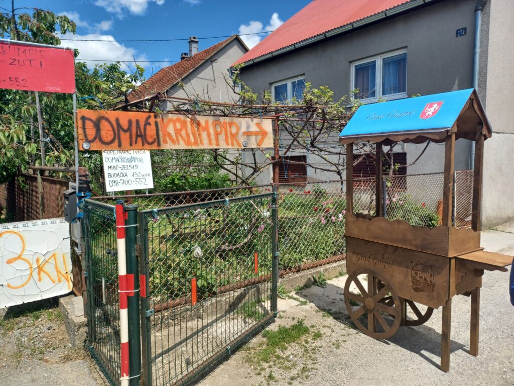 GRAD GOSPIĆ DONIRAO ŠTANDOVE ZA OBITELJSKA POLJOPRIVREDNA GOSPODARSTVA