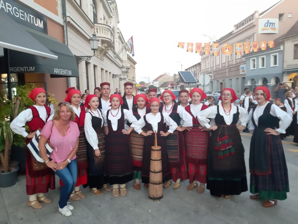 PREDSTAVNICI LIČKO-SENJSKE ŽUPANIJE SUDJELOVALI NA 50. DJEČJIM VINKOVAČKIM JESENIMA