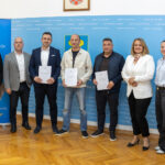 Župan Petry s prijevoznicima potpisao sporazume za nastavak javne usluge autobusnog prijevoza putnika – Lika Line