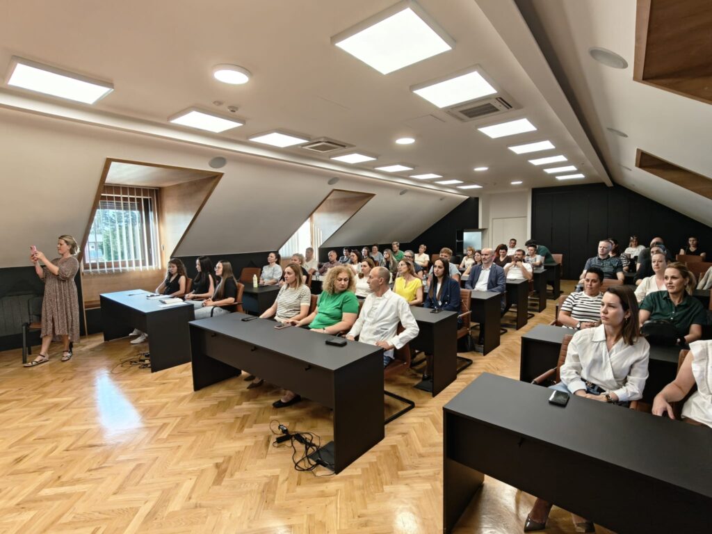 “KNJIGA KAO GLAS UPOZORENJA”: U GOSPIĆU ODRŽANA VAŽNA TRIBINA O IZAZOVIMA ODRASTANJA