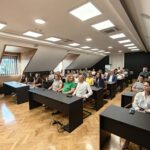“KNJIGA KAO GLAS UPOZORENJA”: U GOSPIĆU ODRŽANA VAŽNA TRIBINA O IZAZOVIMA ODRASTANJA