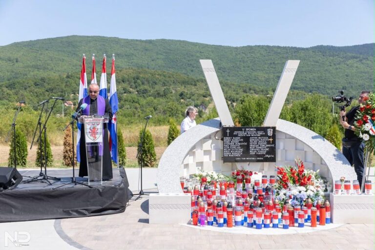 OBNOVLJEN SPOMEN ZA 19 POGINULIH HRVATSKIH BRANITELJA U ZALUŽNICI